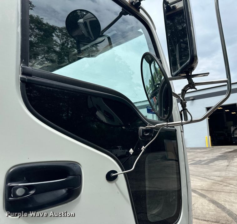 image for item DP8423 2009 GMC T7500 street sweeper truck