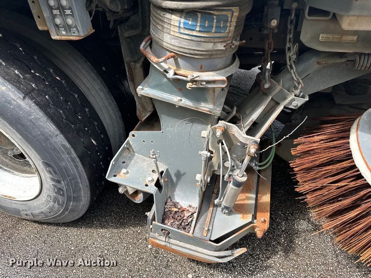 image for item DP8423 2009 GMC T7500 street sweeper truck