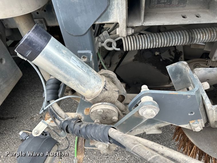 image for item DP8423 2009 GMC T7500 street sweeper truck