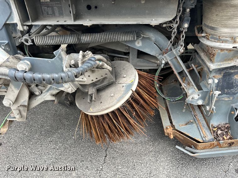 image for item DP8423 2009 GMC T7500 street sweeper truck