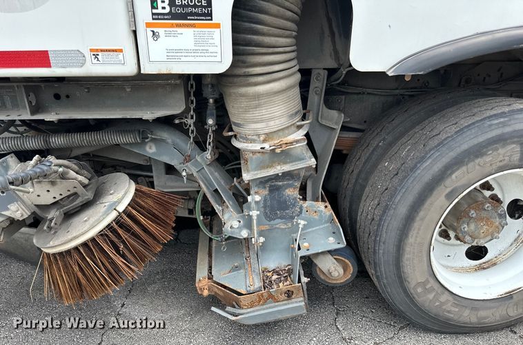 image for item DP8423 2009 GMC T7500 street sweeper truck