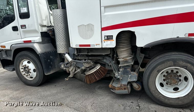 image for item DP8423 2009 GMC T7500 street sweeper truck