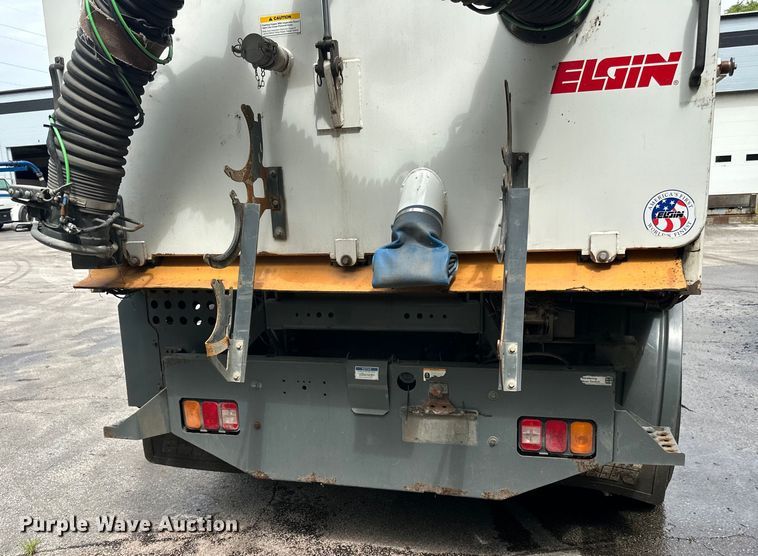 image for item DP8423 2009 GMC T7500 street sweeper truck
