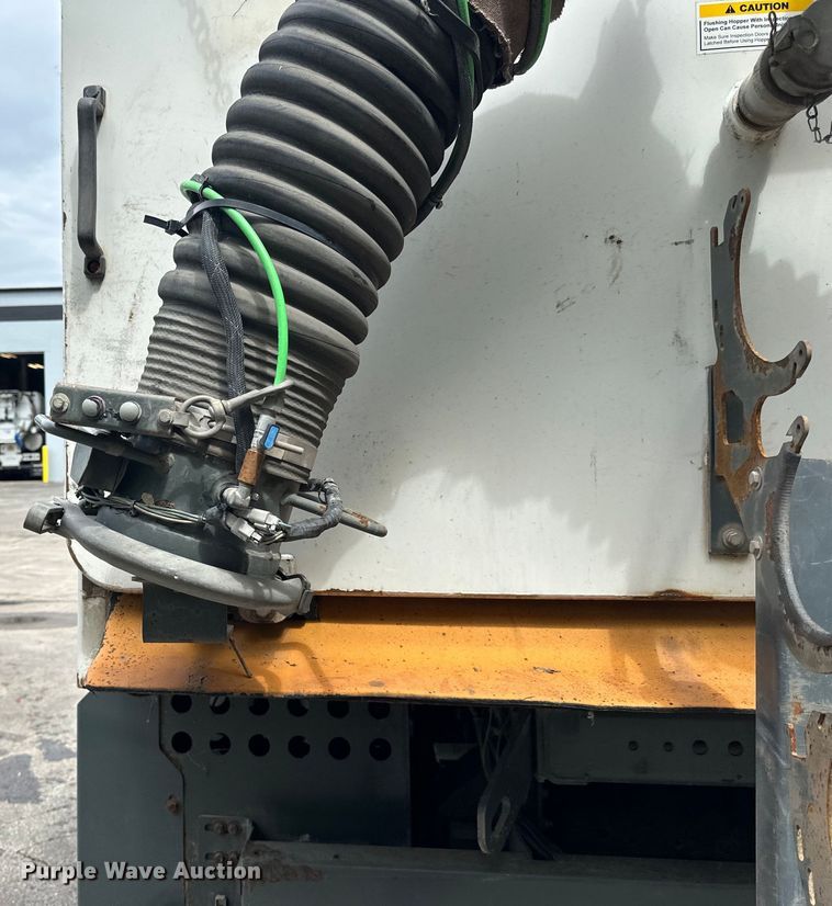 image for item DP8423 2009 GMC T7500 street sweeper truck