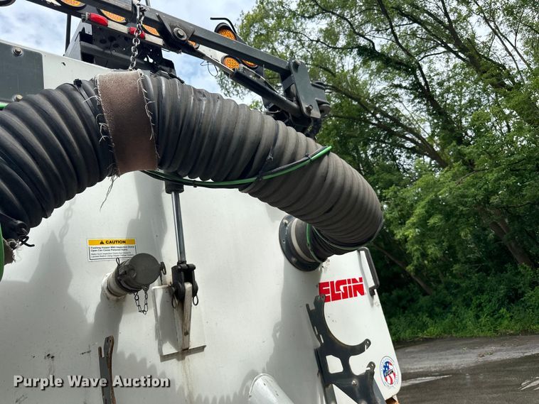 image for item DP8423 2009 GMC T7500 street sweeper truck