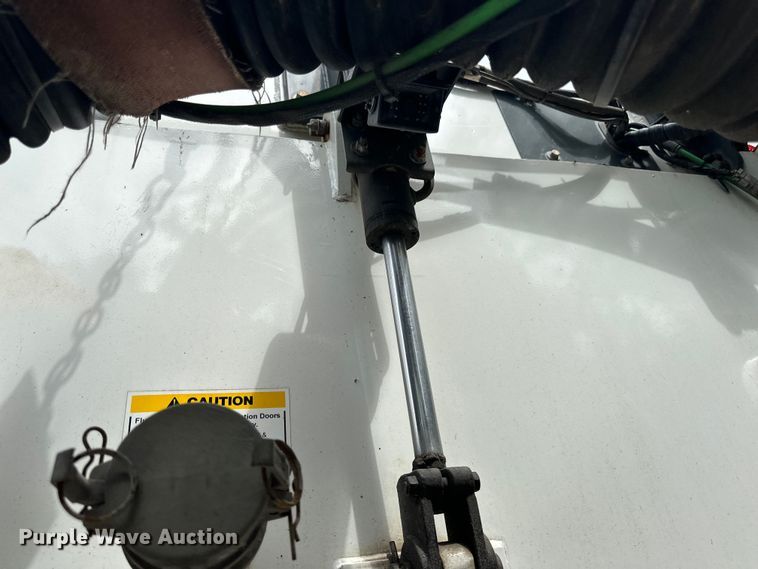 image for item DP8423 2009 GMC T7500 street sweeper truck