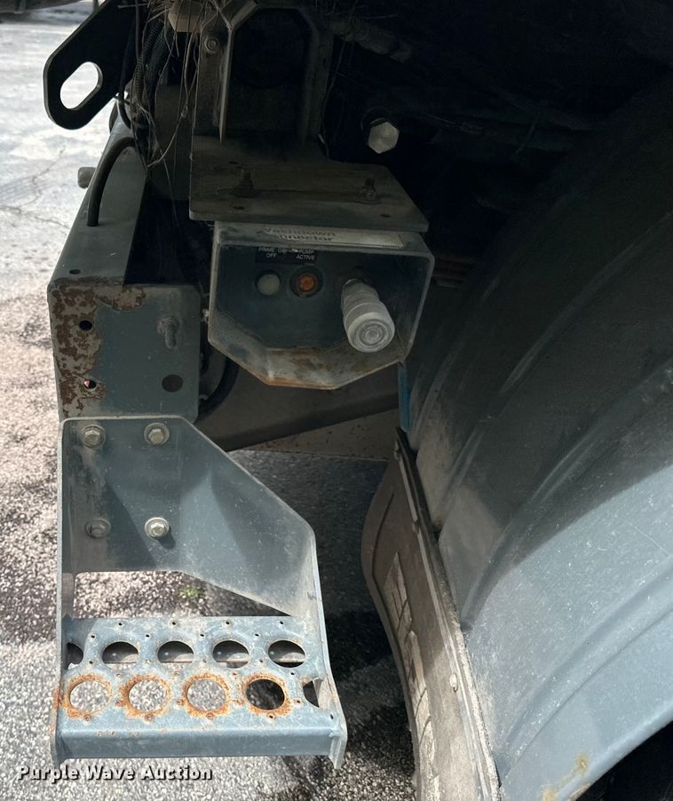 image for item DP8423 2009 GMC T7500 street sweeper truck