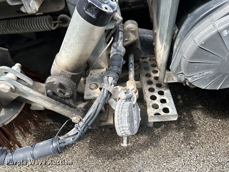 image for item DP8423 2009 GMC T7500 street sweeper truck