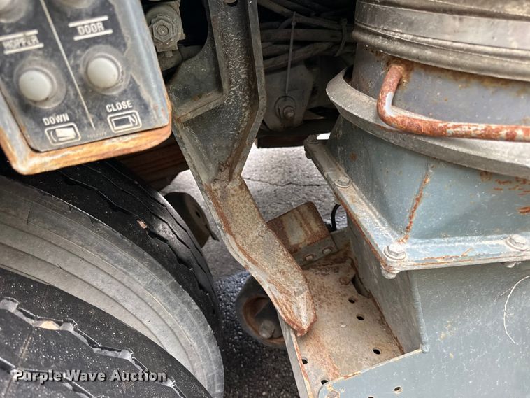 image for item DP8423 2009 GMC T7500 street sweeper truck