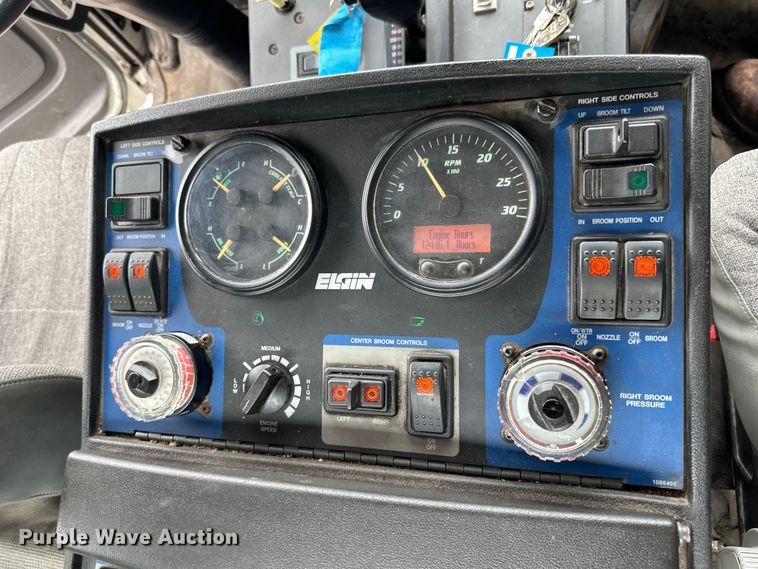 image for item DP8423 2009 GMC T7500 street sweeper truck