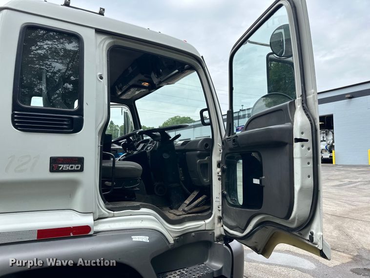 image for item DP8423 2009 GMC T7500 street sweeper truck