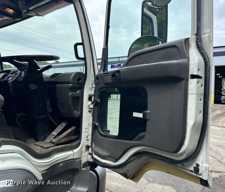 image for item DP8423 2009 GMC T7500 street sweeper truck