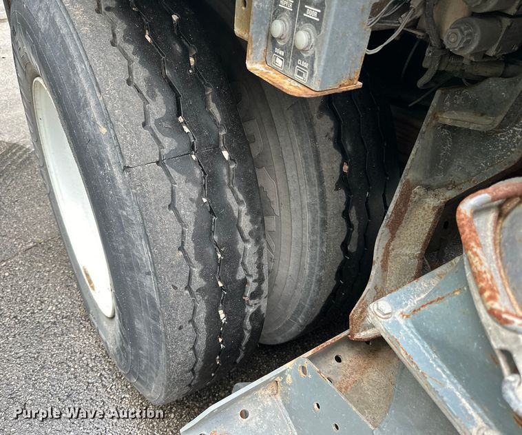 image for item DP8423 2009 GMC T7500 street sweeper truck