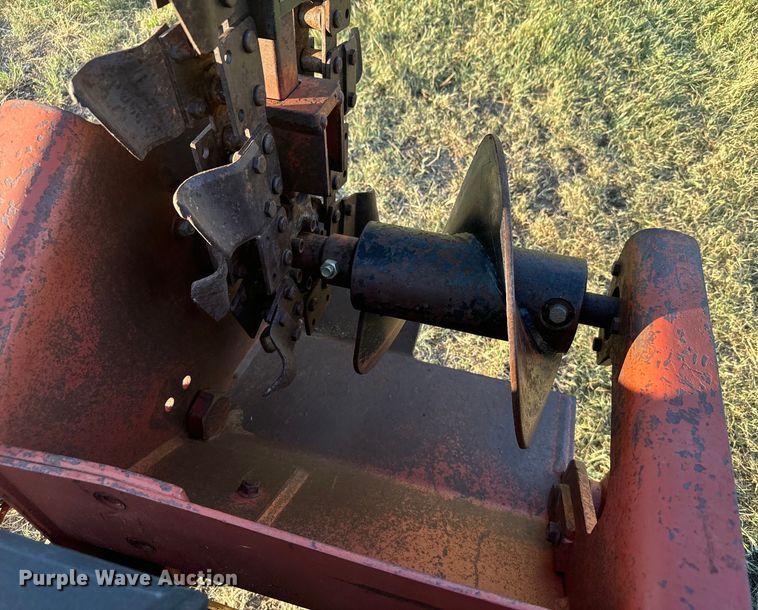 image for item DQ6837 1995 Ditch Witch  400SX trencher