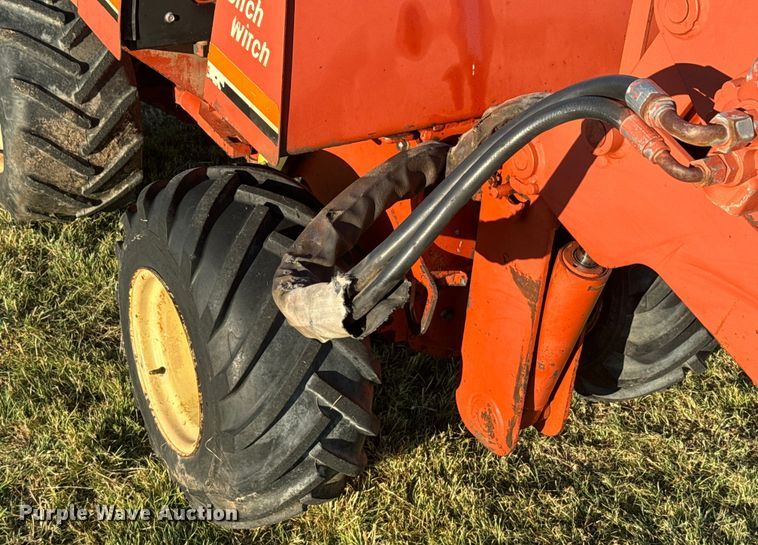 image for item DQ6837 1995 Ditch Witch  400SX trencher