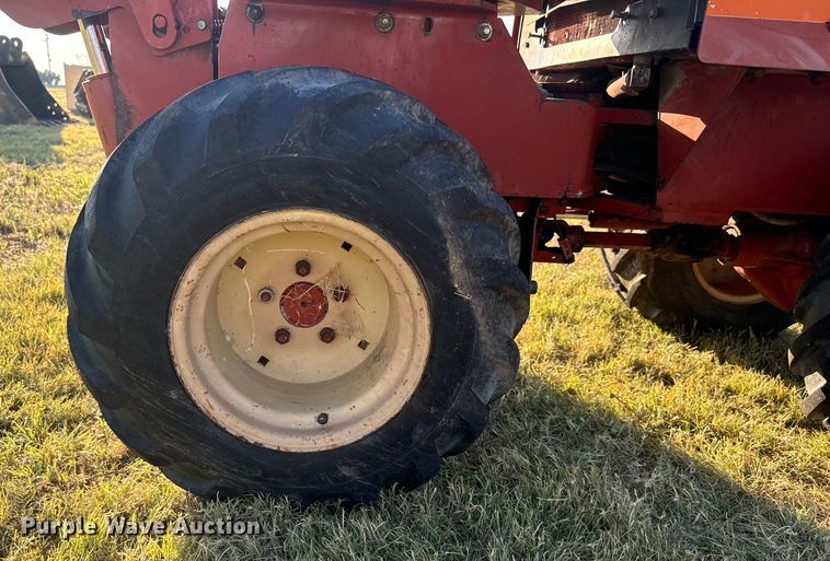 image for item DQ6837 1995 Ditch Witch  400SX trencher