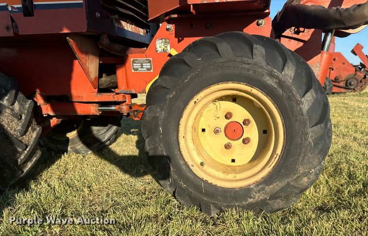 image for item DQ6837 1995 Ditch Witch  400SX trencher