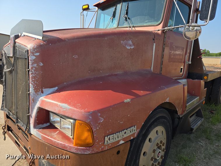 image for item DQ6847 1989 Kenworth T660 flatbed truck