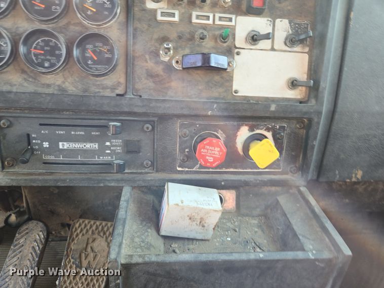 image for item DQ6847 1989 Kenworth T660 flatbed truck