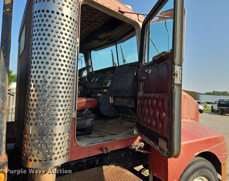 image for item DQ6847 1989 Kenworth T660 flatbed truck