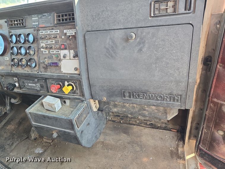 image for item DQ6847 1989 Kenworth T660 flatbed truck