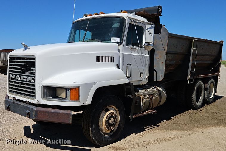 image for item DR8686 1990 Mack CH613 dump truck