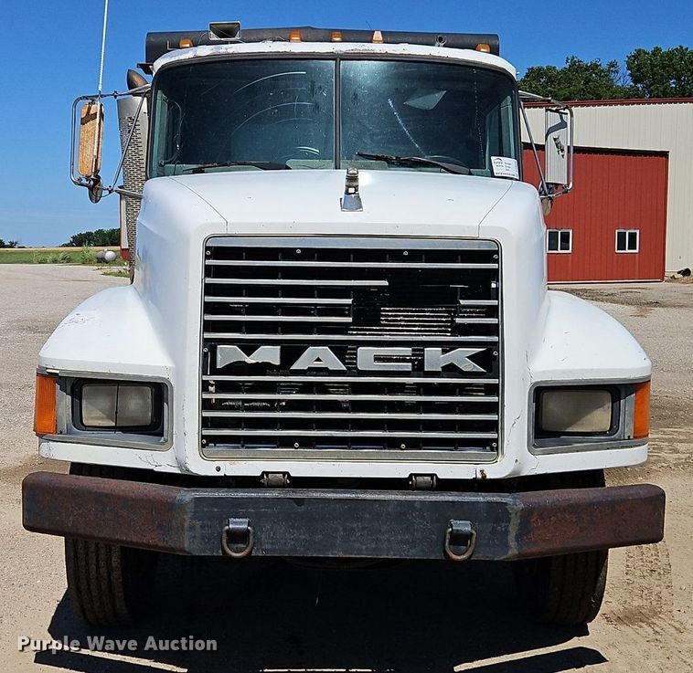 image for item DR8686 1990 Mack CH613 dump truck