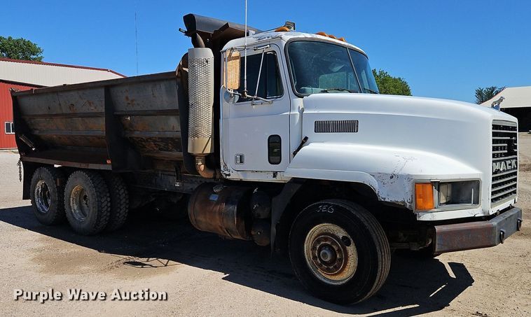image for item DR8686 1990 Mack CH613 dump truck