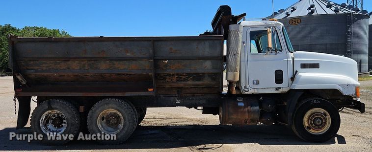 image for item DR8686 1990 Mack CH613 dump truck