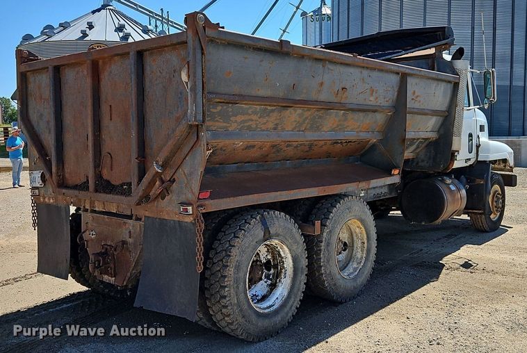 image for item DR8686 1990 Mack CH613 dump truck