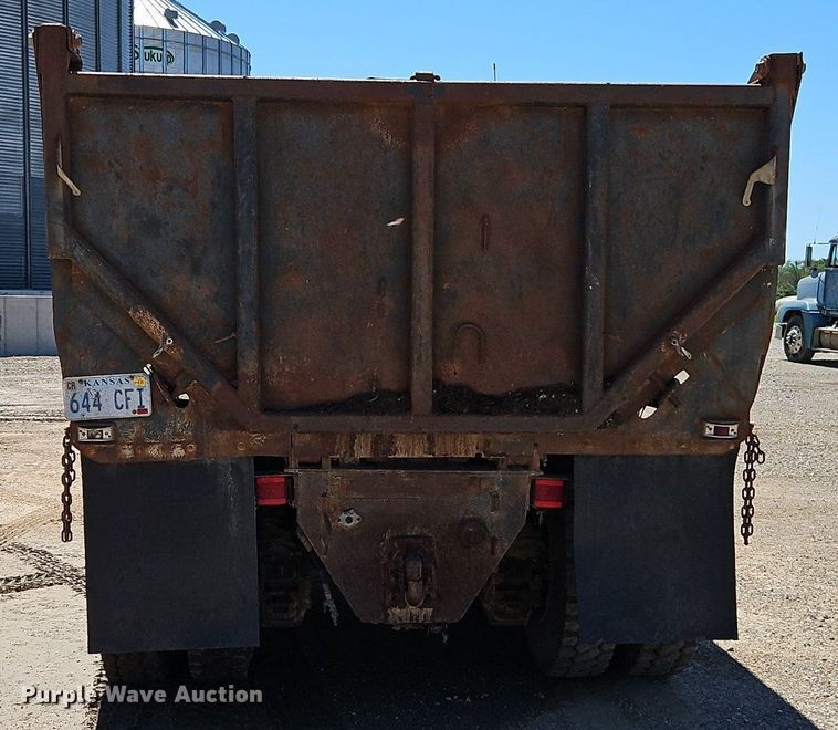 image for item DR8686 1990 Mack CH613 dump truck