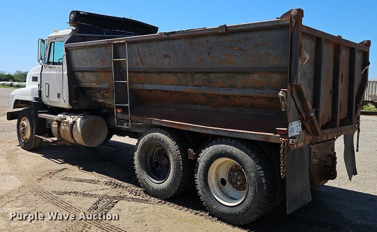 image for item DR8686 1990 Mack CH613 dump truck