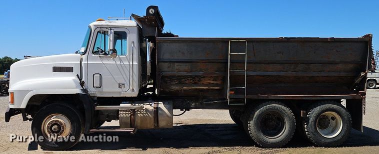 image for item DR8686 1990 Mack CH613 dump truck