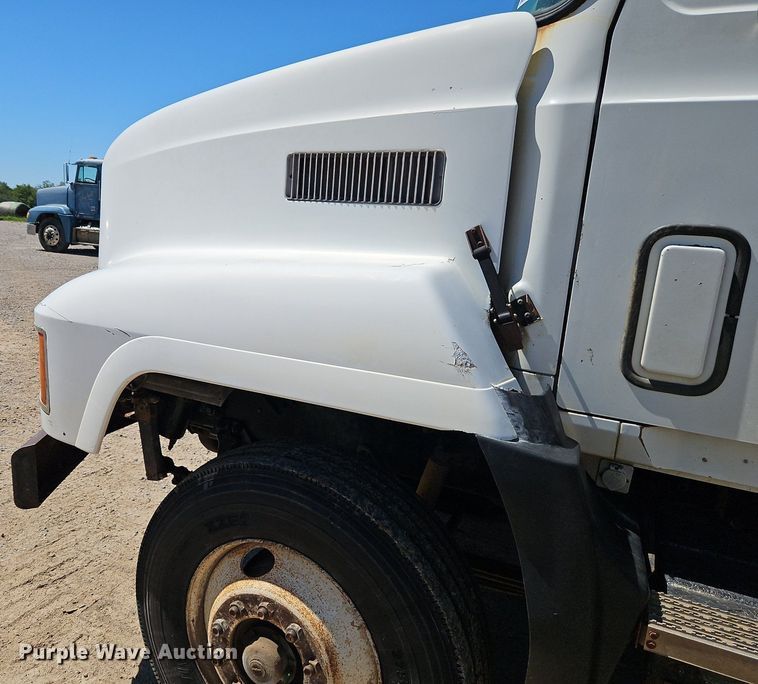 image for item DR8686 1990 Mack CH613 dump truck