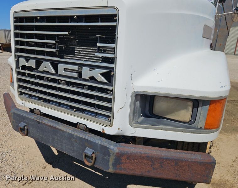 image for item DR8686 1990 Mack CH613 dump truck