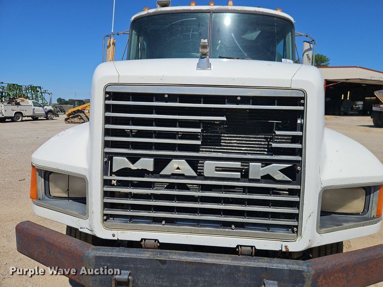 image for item DR8686 1990 Mack CH613 dump truck