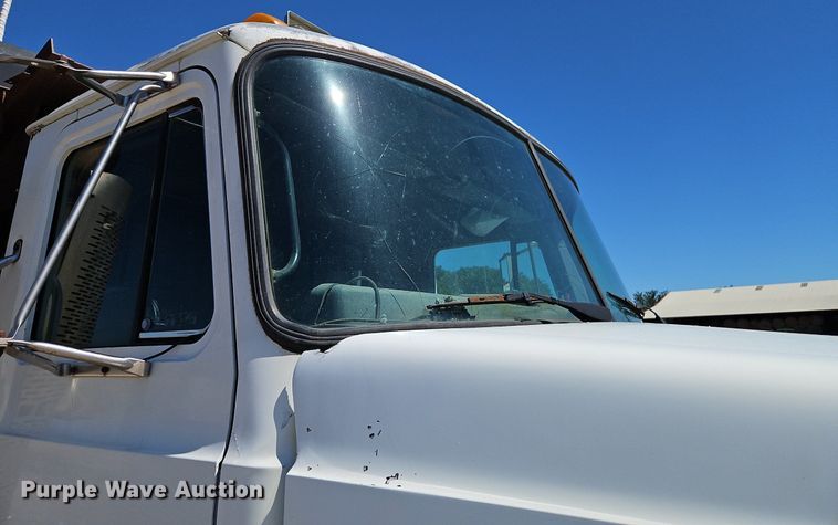 image for item DR8686 1990 Mack CH613 dump truck