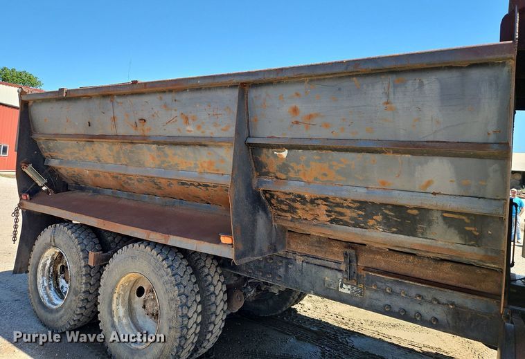 image for item DR8686 1990 Mack CH613 dump truck