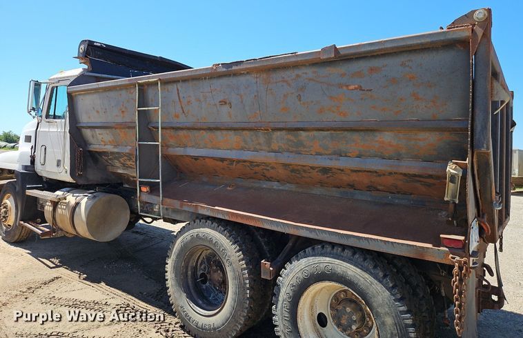 image for item DR8686 1990 Mack CH613 dump truck