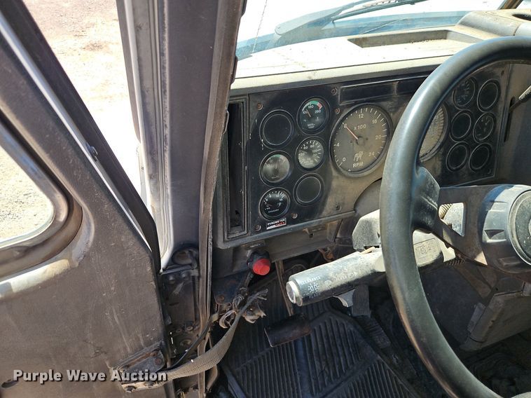 image for item DR8686 1990 Mack CH613 dump truck