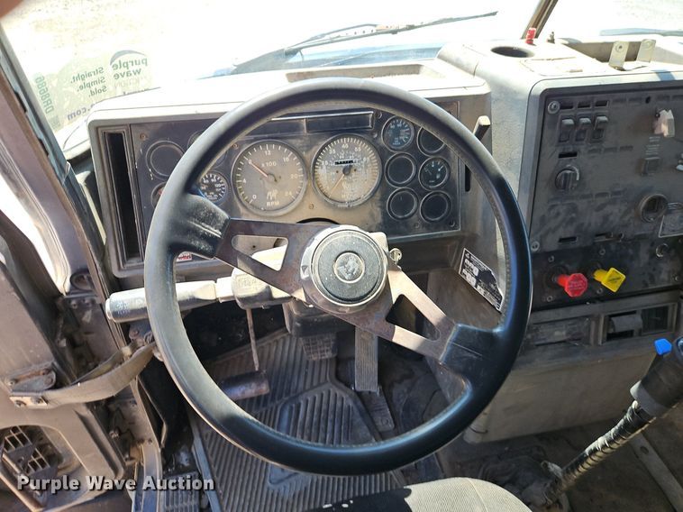 image for item DR8686 1990 Mack CH613 dump truck