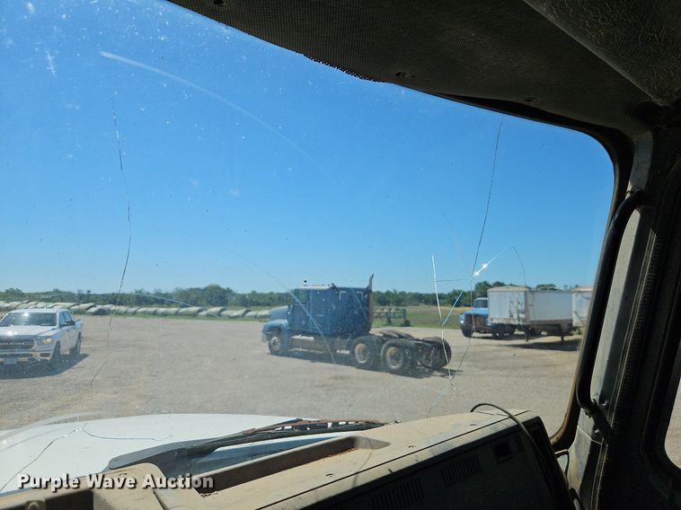 image for item DR8686 1990 Mack CH613 dump truck