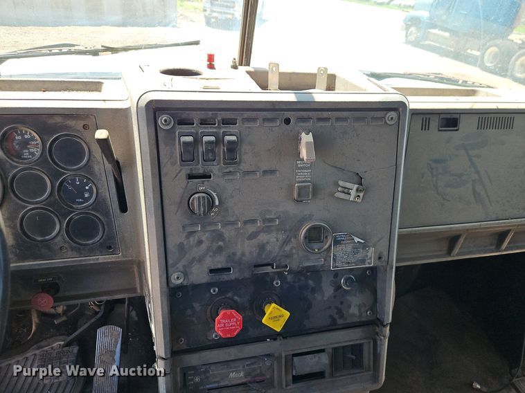 image for item DR8686 1990 Mack CH613 dump truck