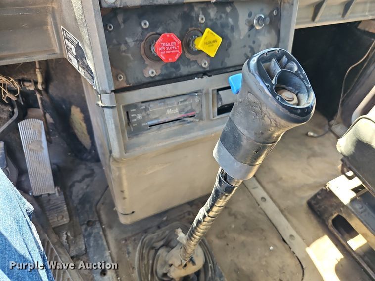 image for item DR8686 1990 Mack CH613 dump truck