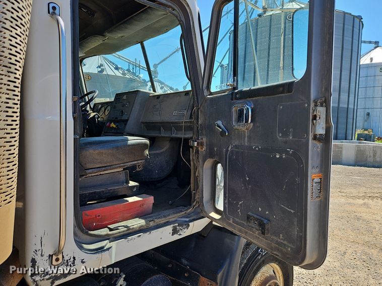 image for item DR8686 1990 Mack CH613 dump truck