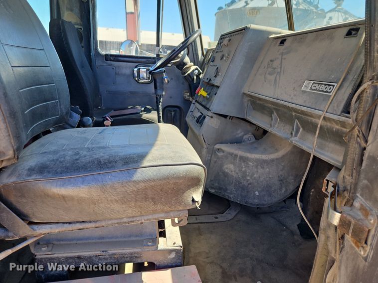 image for item DR8686 1990 Mack CH613 dump truck