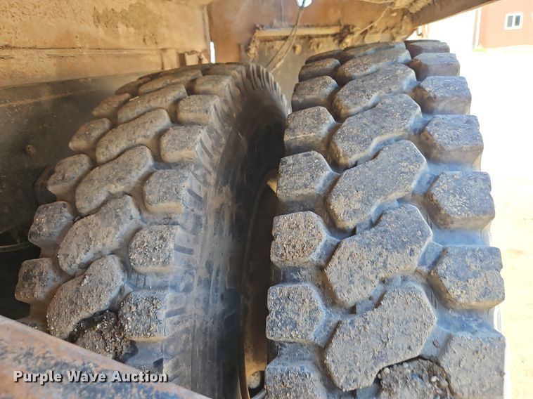 image for item DR8686 1990 Mack CH613 dump truck