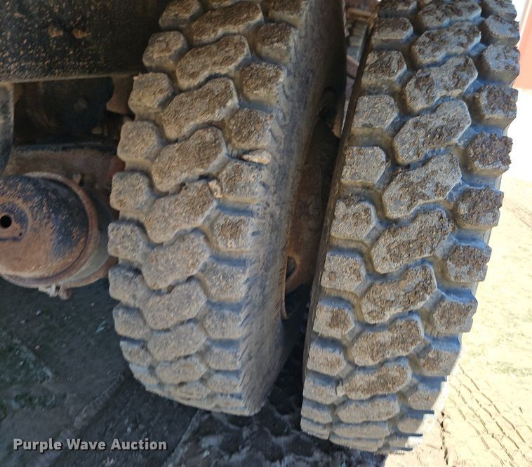 image for item DR8686 1990 Mack CH613 dump truck