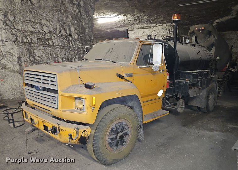 image for item DR8700 1988 Ford F800 oil distributor truck