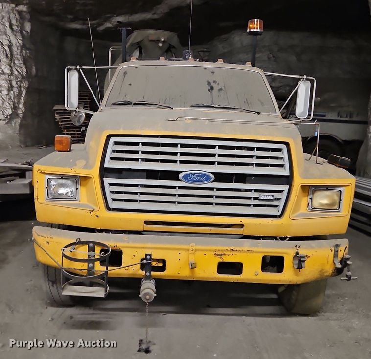 image for item DR8700 1988 Ford F800 oil distributor truck